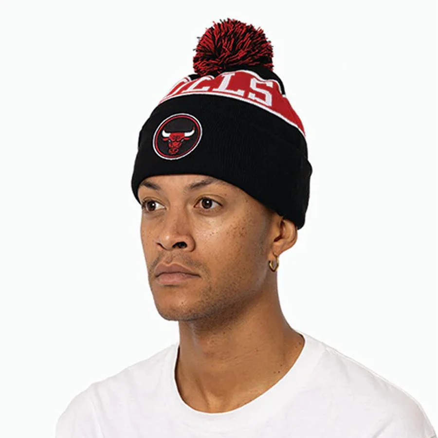 TEAM POM BEANIE KNIT BULL BLACK/RED